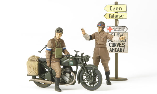 Tamiya Moto BSA M20 et policiers milit.