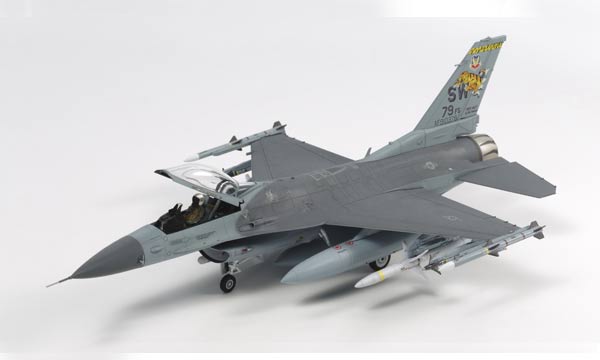Tamiya F-16CJ avec Charges Externes