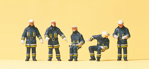 Preiser pompiers pr&egrave;s du camion