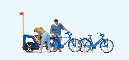 Preiser famille se pr&eacute;parant au v&eacute;lo
