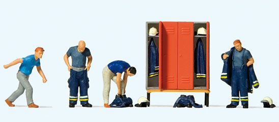 Preiser Pompiers se pr&eacute;parant &agrave; sortir