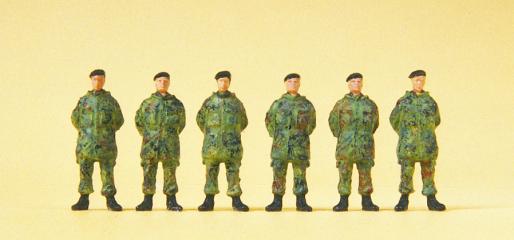 Preiser soldat debout avec beret