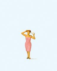 Preiser femme se coiffant