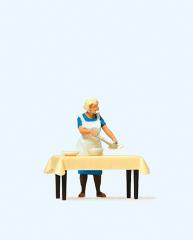 Preiser femme servant le d&icirc;ner