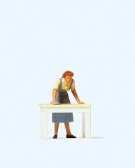 Preiser femme netoyant la table
