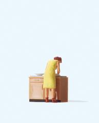 Preiser femme faisant la vaisselle