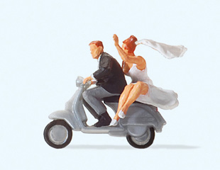 Preiser couple de mari&eacute;s sur vespa 