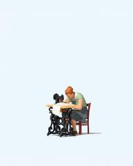 Preiser Femme &agrave; la machine &agrave; coudre 