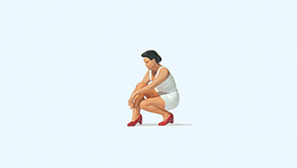 Preiser Femme mettant ses chaussures