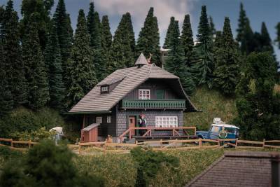 Faller Maison for&ecirc;t noire avec figurine