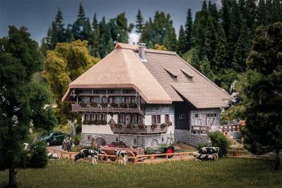 Faller Ferme for&ecirc;t noire avec 2 figurines