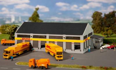 Faller Centre logist. Dhl avec figurine