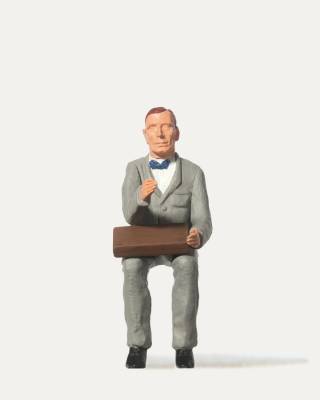 Merten Homme assis et valise